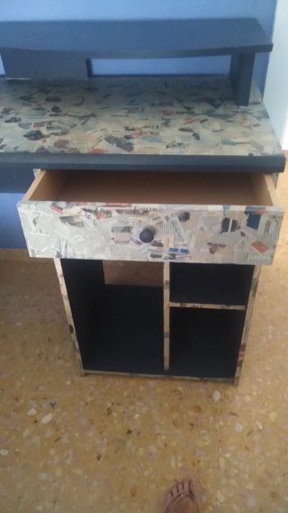 Escritorio negro con detalles multicolor