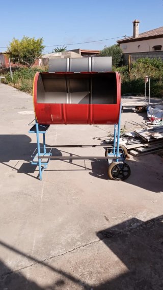 Barbacoa de barril roja y azul