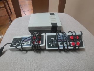 Mini consola gris y blanca con mandos