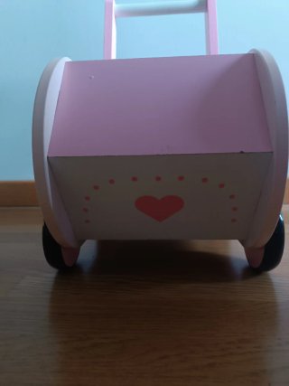 Correpasillos rosa con corazones