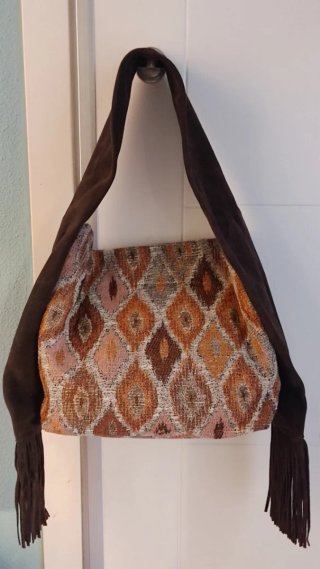 Bolso de tela con flecos