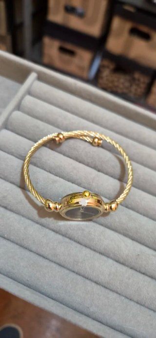 Reloj pulsera dorado con esfera negra