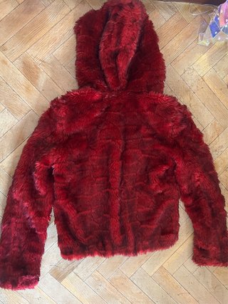 Chaqueta pelo sintético con capucha