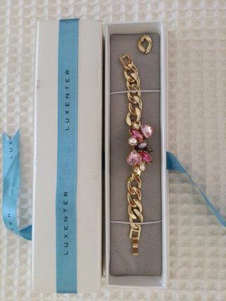 Collar con piedras rosas y doradas