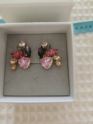 Collar con piedras rosas y doradas