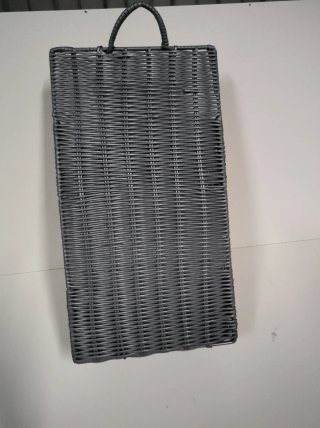 Estantería de mimbre gris colgante