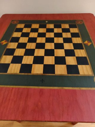 Mesa madera de pino con tablero de ajedrez pintado