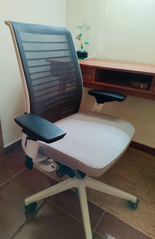 Silla Ergonómica Steelcase Blanca y Gris