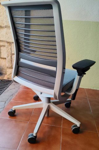 Silla Ergonómica Steelcase Blanca y Gris