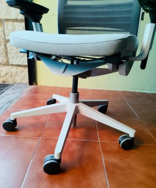 Silla Ergonómica Steelcase Blanca y Gris