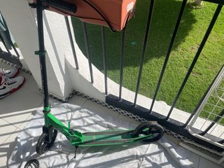 Patinete verde para niños 6-10 años