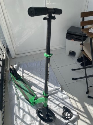 Patinete verde para niños 6-10 años
