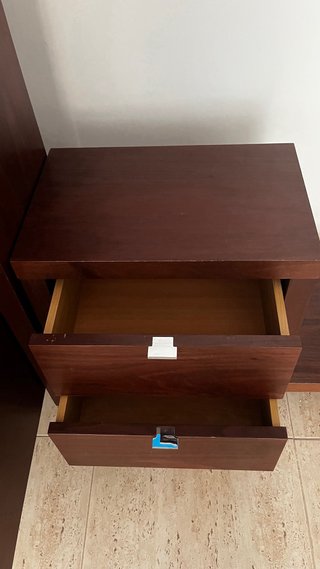 Muebles de baño madera color wengue.