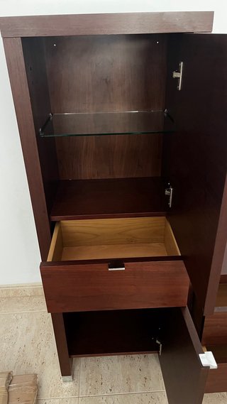 Muebles de baño madera color wengue.