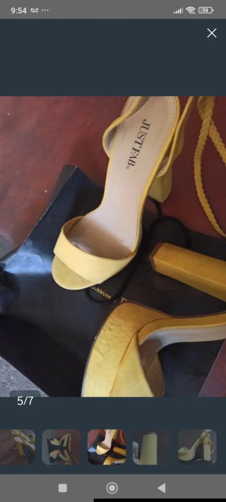 Sandalias de tacón negras con adornos plateados