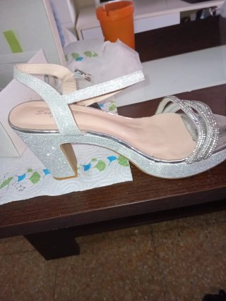Sandalias de tacón negras con adornos plateados