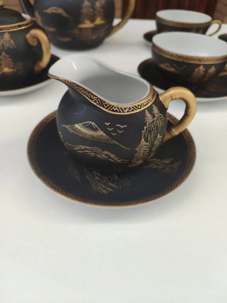 Juego de té porcelana negro y dorado,