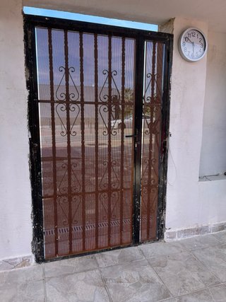 Puerta de calle con reja