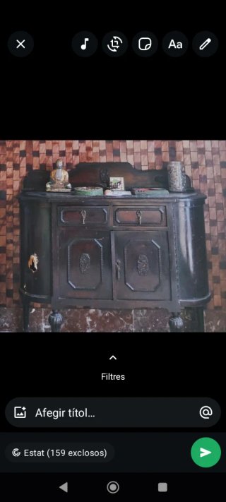 Mueble antiguo de madera oscuro