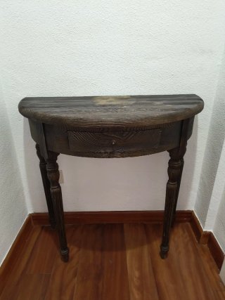 Recibidor de madera oscuro