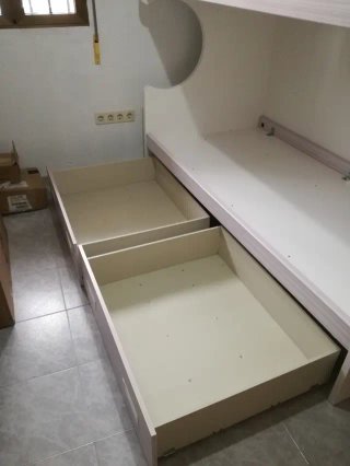 Litera blanca y lila fuerte