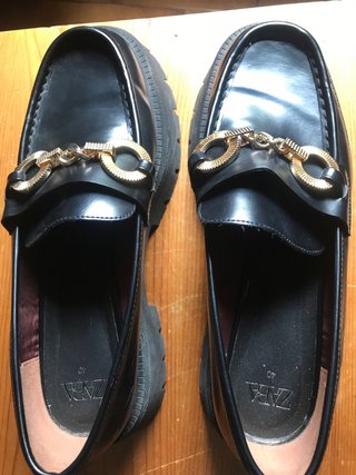 Mocasines negros de cuero con cadena