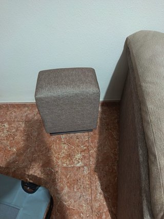 Sofá modular con asientos deslizantes y pufs