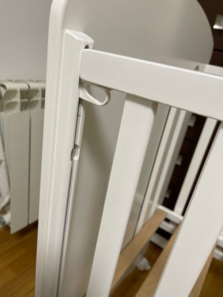 Cuna de madera blanca para bebé con ruedas