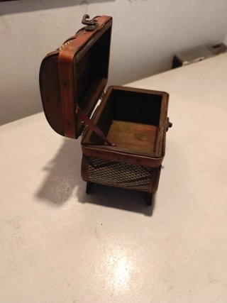 Caja joyero de madera y mimbre