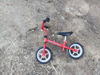 Bicicleta de equilibrio roja Chicco para niños peq