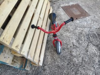 Bicicleta de equilibrio roja Chicco para niños peq