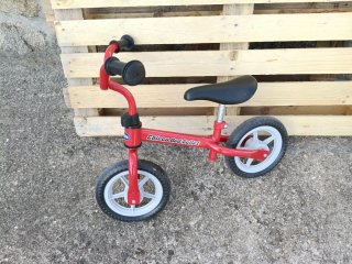 Bicicleta de equilibrio roja Chicco para niños peq