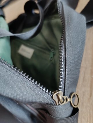 Bolso Negro Mango con múltiples bolsillos