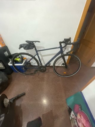 Bicicleta de carretera azul marca triban  520