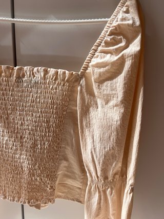 Top Bershka escote cuadrado beige.