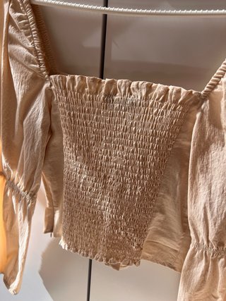Top Bershka escote cuadrado beige.