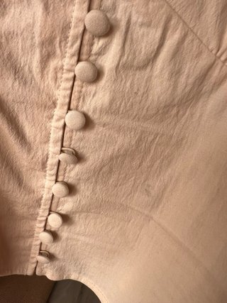 Top Bershka escote cuadrado beige.