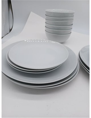 Amazon Basics Set di stoviglie - 6 servizi - Confezione da 18 - Porcellana bianca liscia