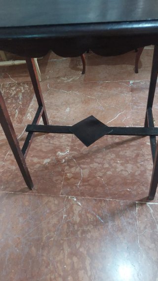 Mesita auxiliar antigua de madera