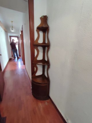 Estantería de madera escalonada