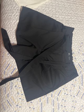 Pantalón corto negro con cinturón