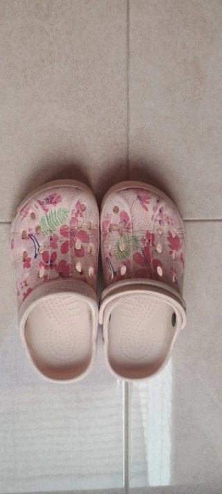 Zapatillas estilo Crocs flores