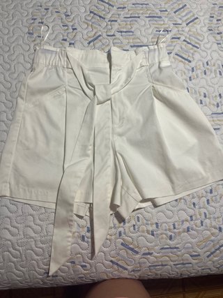 Pantalón corto blanco con cinturón