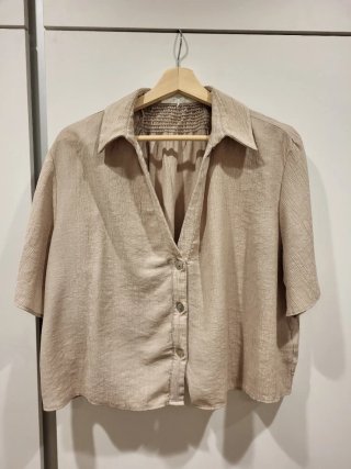 Conjunto monocromatico de pantalon  ancho y camisa