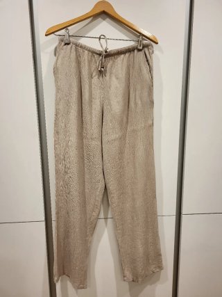 Conjunto monocromatico de pantalon  ancho y camisa