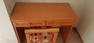 Escritorio de madera con silla