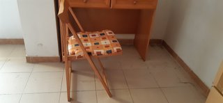 Escritorio de madera con silla