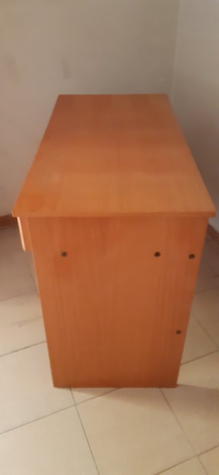 Escritorio de madera con silla