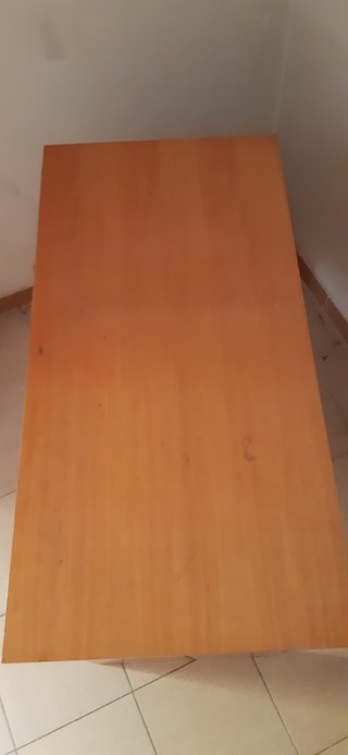 Escritorio de madera con silla