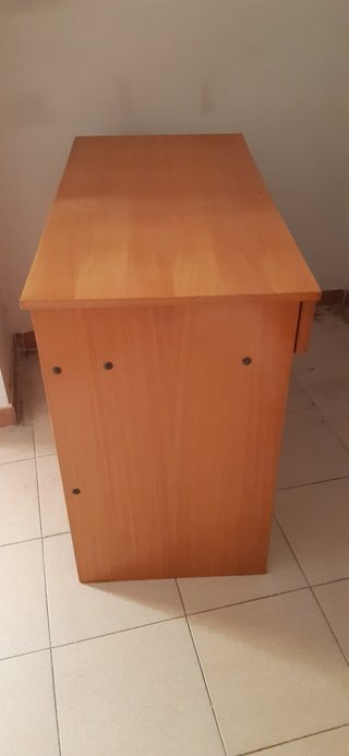 Escritorio de madera con silla